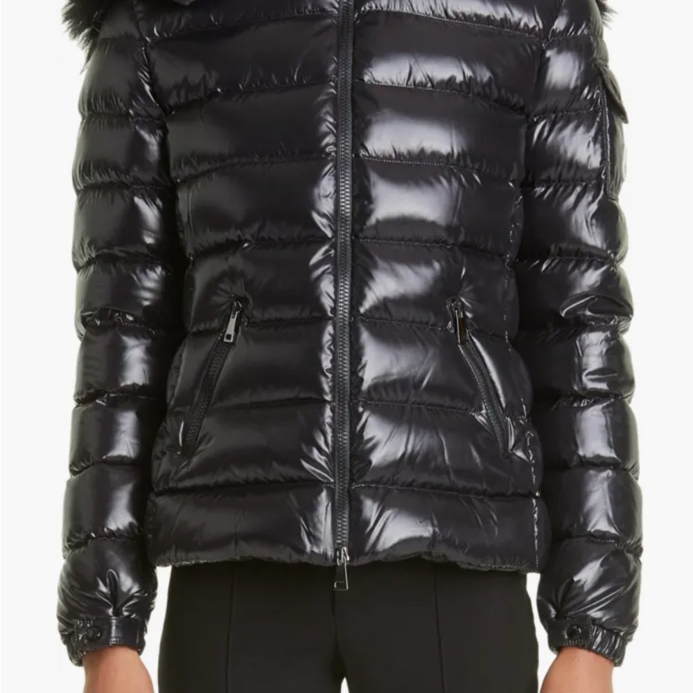 Moncler Black Puffer Jacket with Quilted Design and Fitted Silhouette